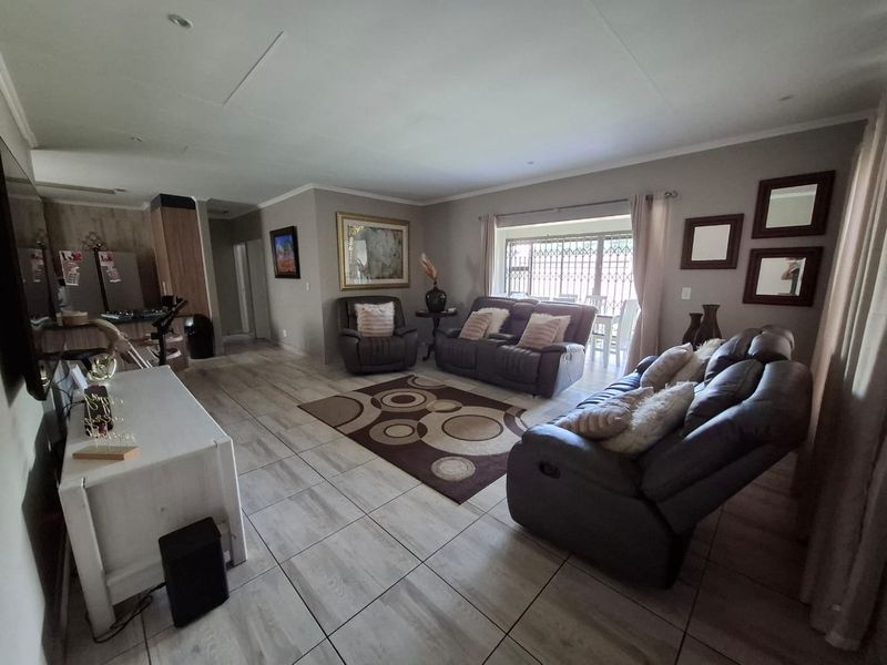 Contemporary Full-Title Home in a Secure Complex – Sunair Park, Brakpan - Photo 2