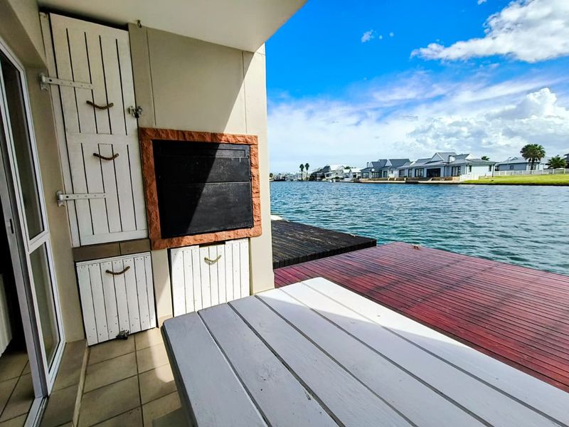 Perfect location on the canal - Photo 3