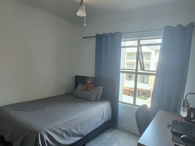 Step into spacious, modern living with this beautifully appointed first-floor apartment - Photo 8