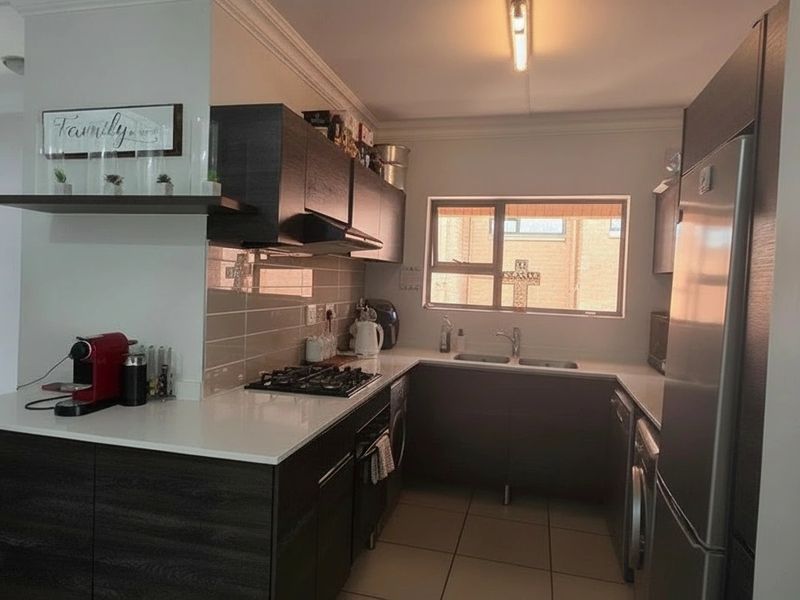 Step into spacious, modern living with this beautifully appointed first-floor apartment - Photo 3