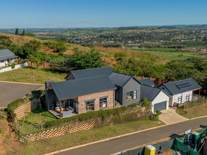 Farm-Style Family Home in Springvale Country Estate - Photo 2