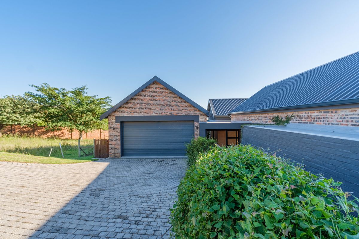 Farm-Style Family Home in Springvale Country Estate - Photo 3
