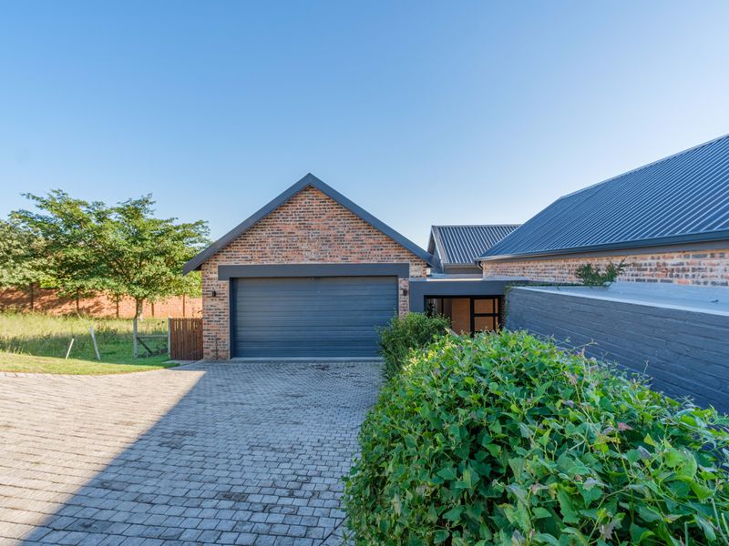 Farm-Style Family Home in Springvale Country Estate - Photo 3