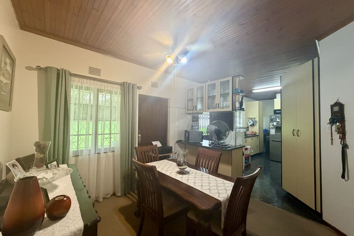 3 Bedroom House with 2 Flatlets for Sale in Veld En Vlei - Photo 3