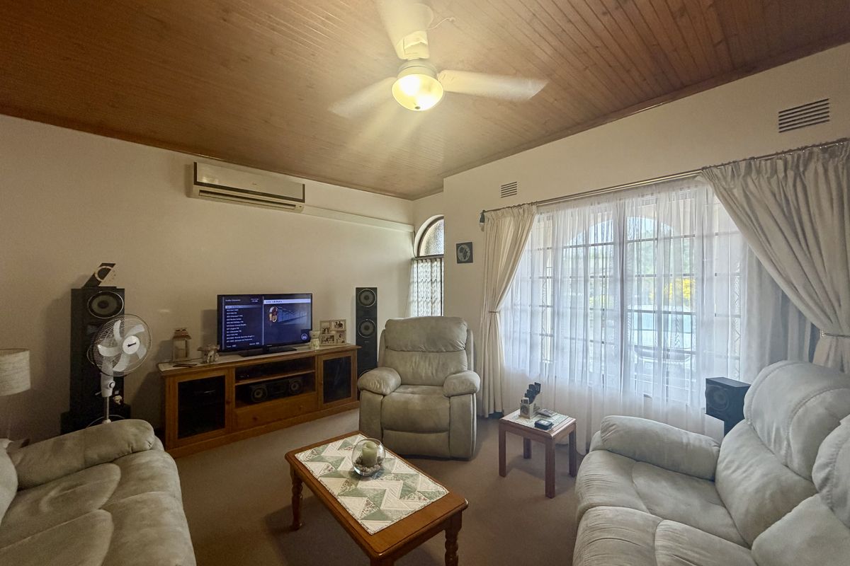 3 Bedroom House with 2 Flatlets for Sale in Veld En Vlei - Photo 4