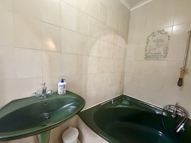 3 Bedroom House with 2 Flatlets for Sale in Veld En Vlei - Photo 10