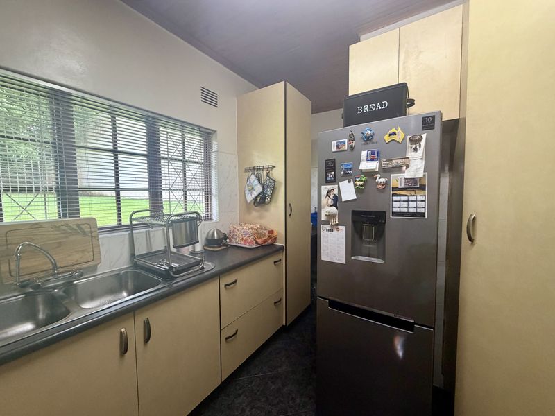 3 Bedroom House with 2 Flatlets for Sale in Veld En Vlei - Photo 6