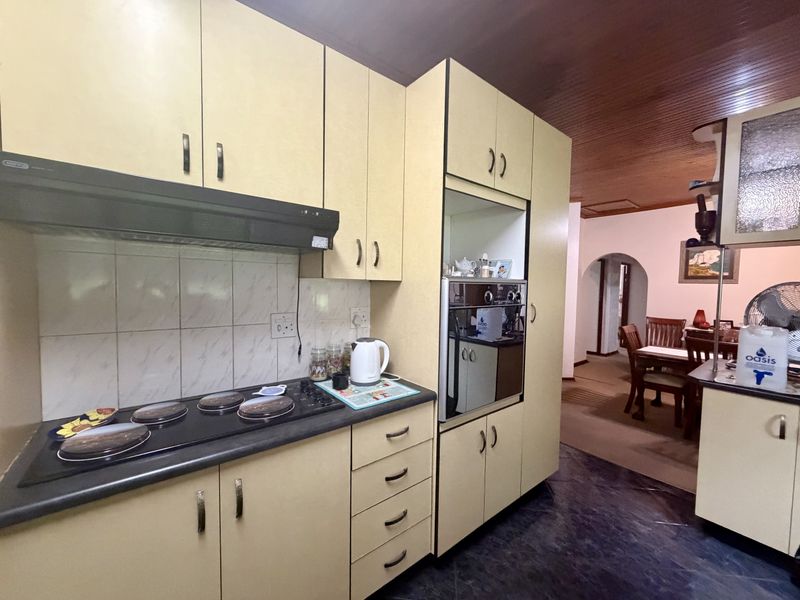 3 Bedroom House with 2 Flatlets for Sale in Veld En Vlei - Photo 5