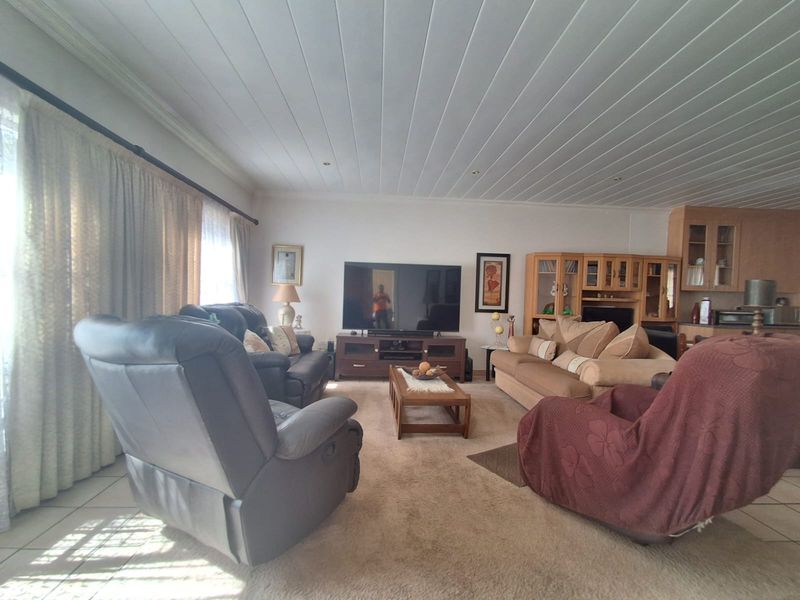 Hidden Gem in Arcon Park– Immaculate 3-Bedroom Townhouse. - Photo 10