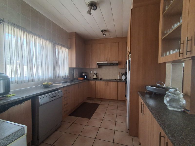 Hidden Gem in Arcon Park– Immaculate 3-Bedroom Townhouse. - Photo 9