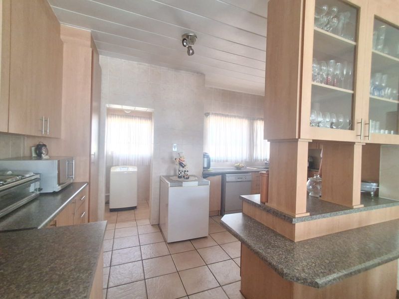 Hidden Gem in Arcon Park– Immaculate 3-Bedroom Townhouse. - Photo 8