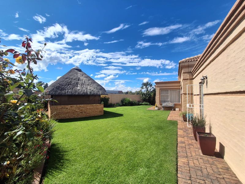 Hidden Gem in Arcon Park– Immaculate 3-Bedroom Townhouse. - Photo 3