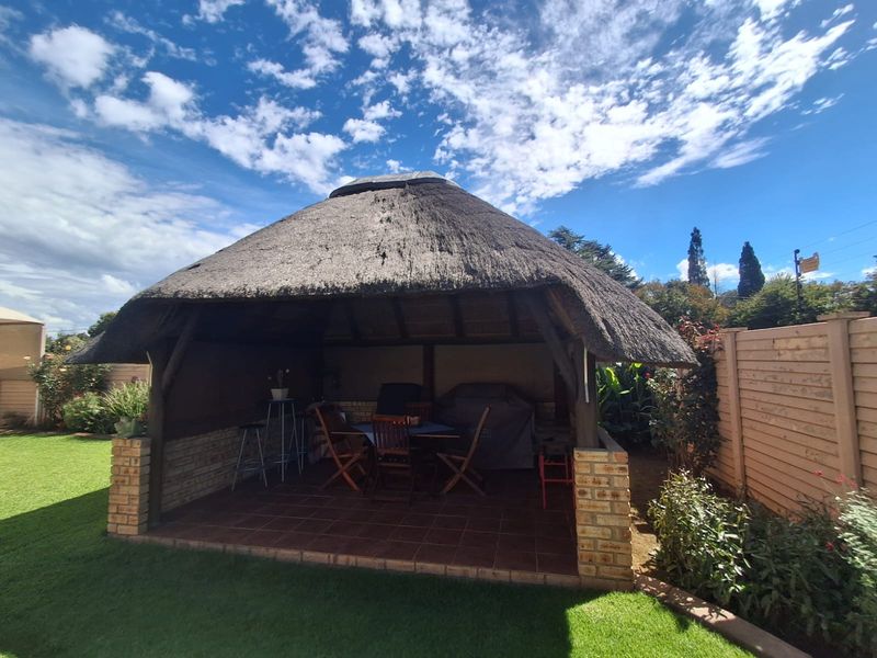 Hidden Gem in Arcon Park– Immaculate 3-Bedroom Townhouse. - Photo 4