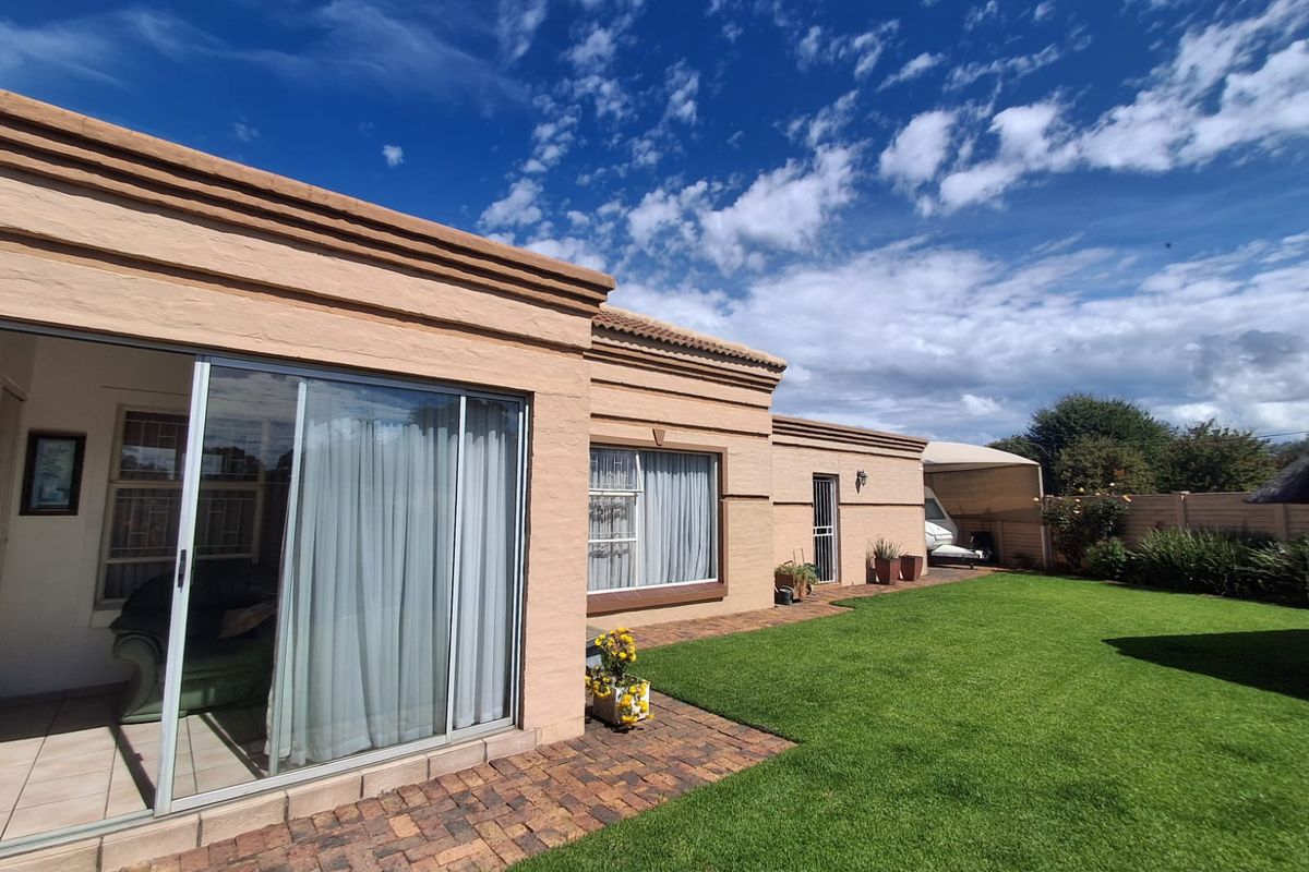 Hidden Gem in Arcon Park– Immaculate 3-Bedroom Townhouse. - Photo 2