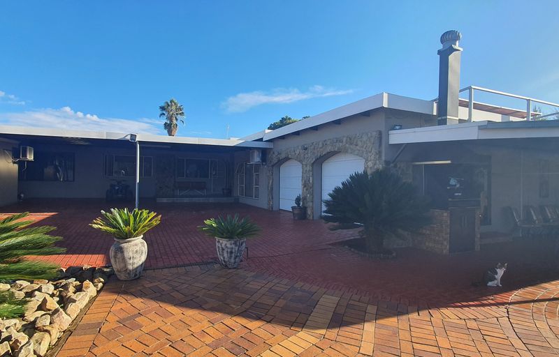 Beautiful home plus 2 flatletts