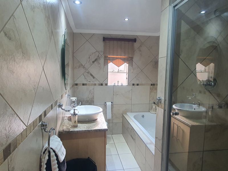 Beautiful home plus 2 flatletts - Photo 7