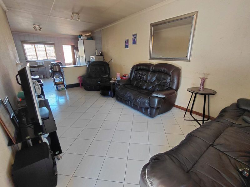 2 Bedroom apartment in a secure complex in Brakpan Central - Photo 8