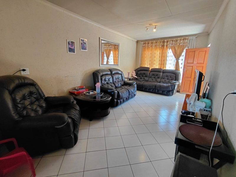 2 Bedroom apartment in a secure complex in Brakpan Central - Photo 7