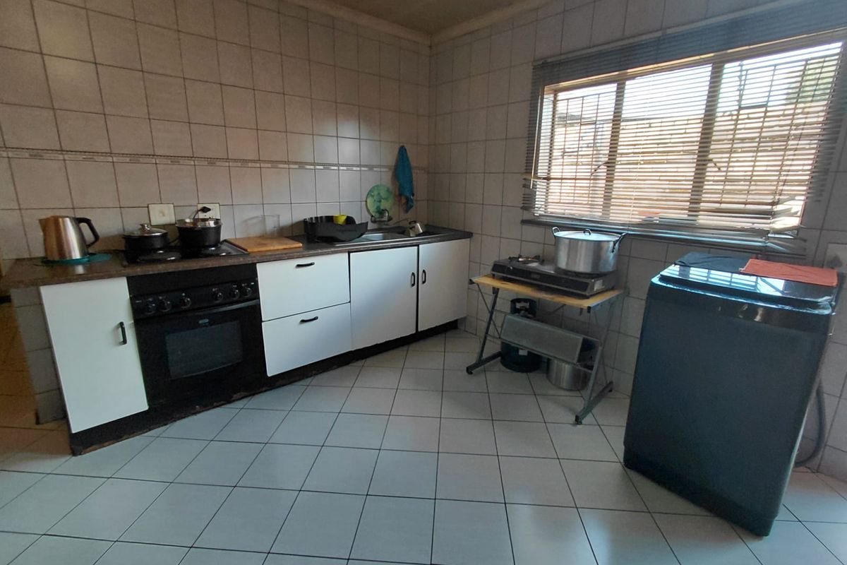 2 Bedroom apartment in a secure complex in Brakpan Central - Photo 4