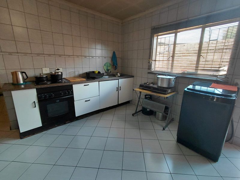2 Bedroom apartment in a secure complex in Brakpan Central - Photo 4