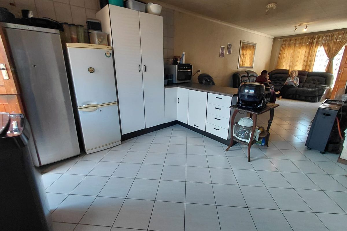 2 Bedroom apartment in a secure complex in Brakpan Central - Photo 2