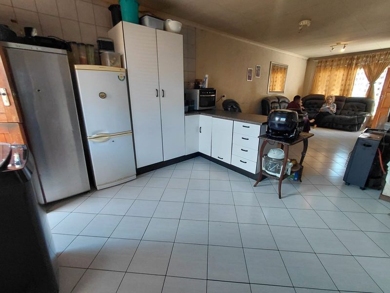 2 Bedroom apartment in a secure complex in Brakpan Central - Photo 2