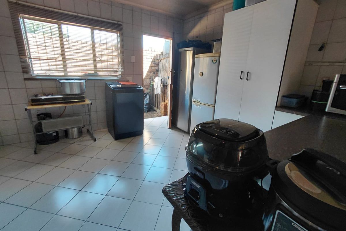 2 Bedroom apartment in a secure complex in Brakpan Central - Photo 5