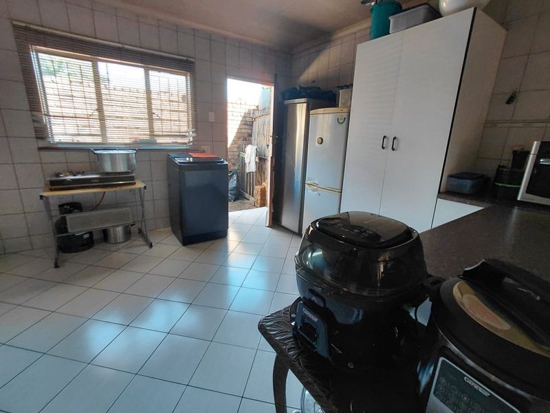 2 Bedroom apartment in a secure complex in Brakpan Central - Photo 5