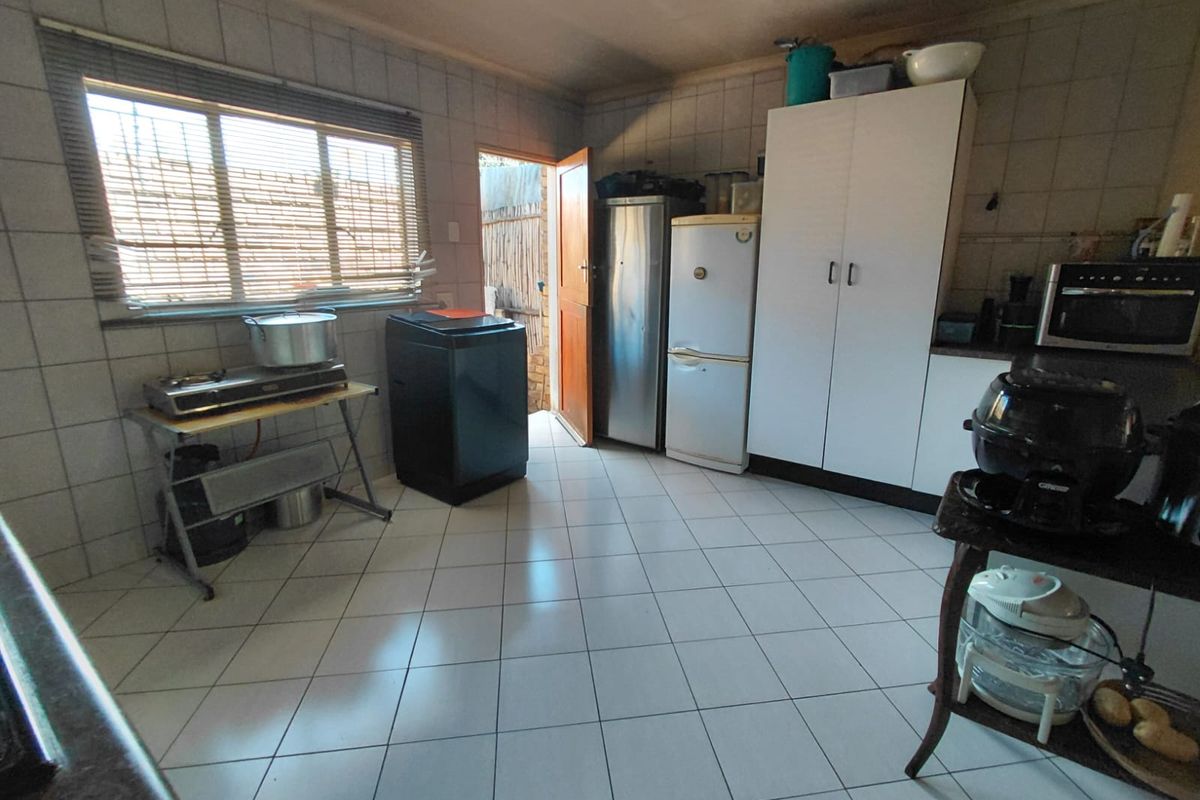 2 Bedroom apartment in a secure complex in Brakpan Central - Photo 3