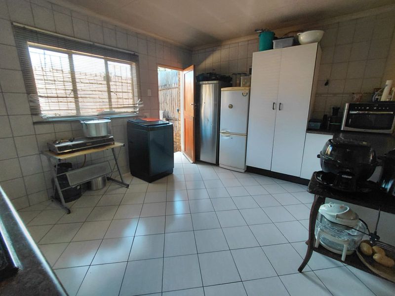 2 Bedroom apartment in a secure complex in Brakpan Central - Photo 3