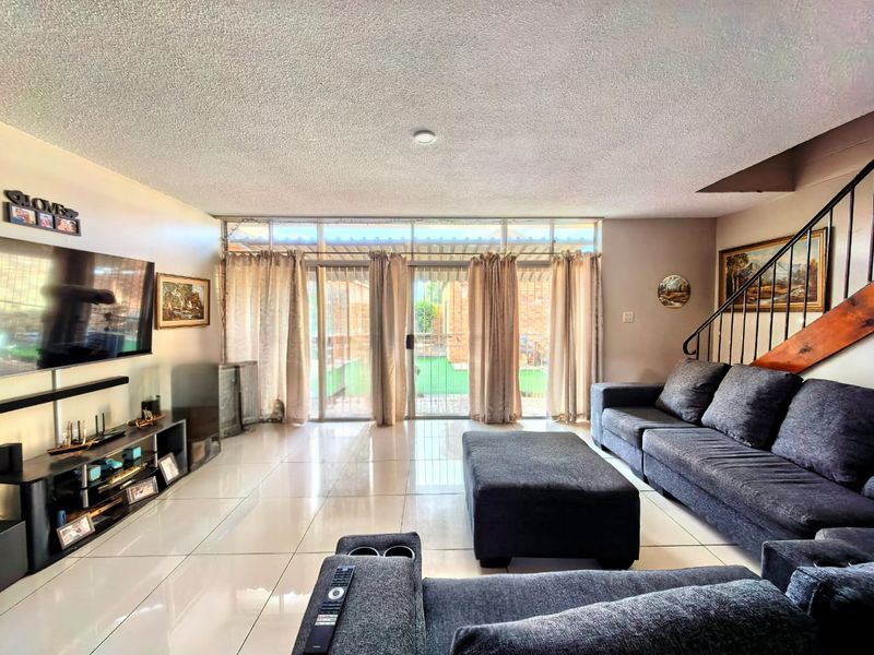 Neat, duplex townhouse for sale in Vaalpark, walking distance to all amenities - Photo 8