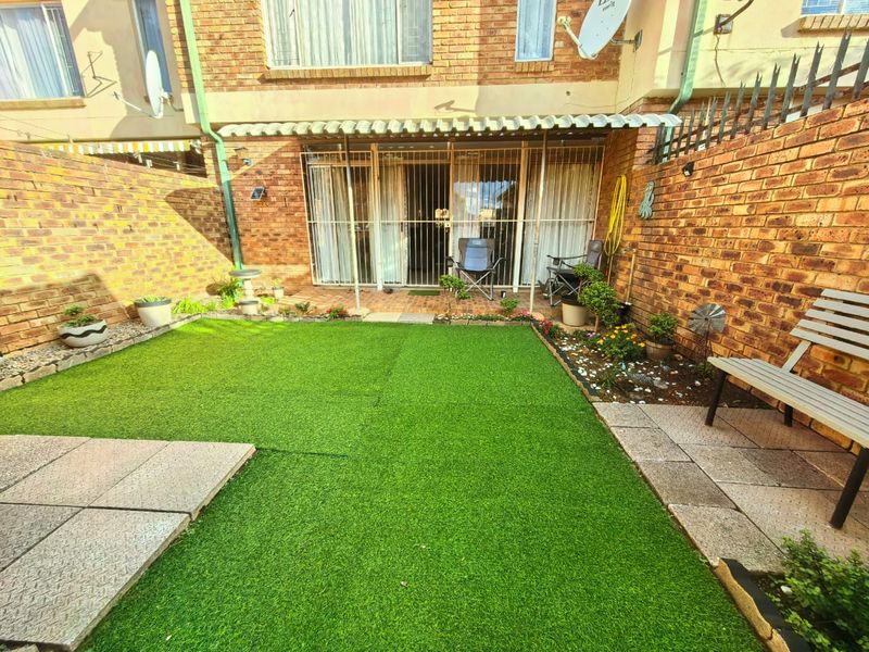 Neat, duplex townhouse for sale in Vaalpark, walking distance to all amenities - Photo 10