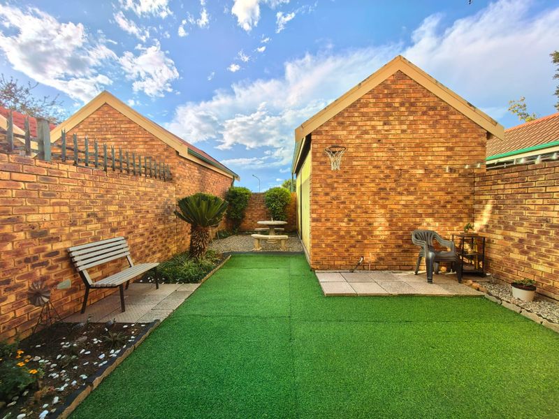 Neat, duplex townhouse for sale in Vaalpark, walking distance to all amenities - Photo 9