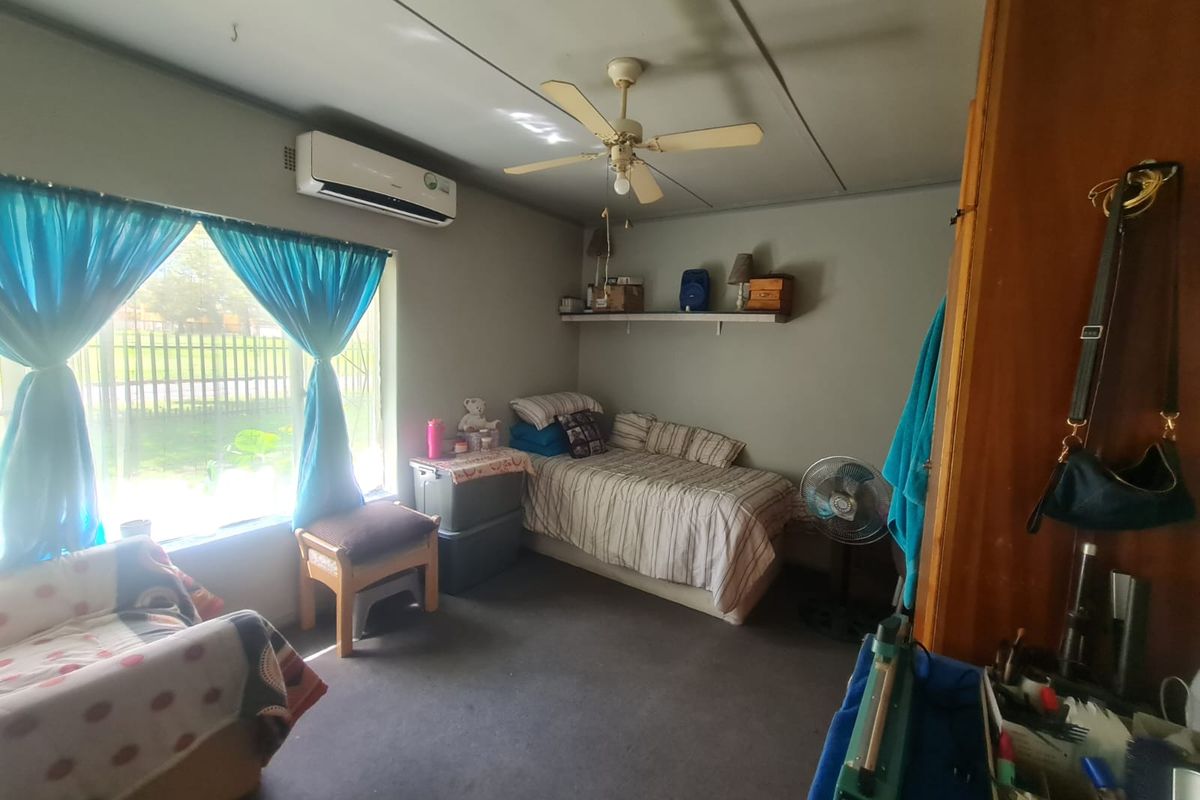 JUST LISTED/ BEAUTIFUL HOME IN C. W. 5 - Photo 2