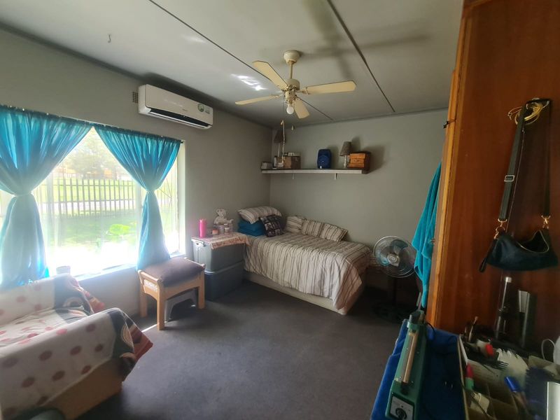 JUST LISTED/ BEAUTIFUL HOME IN C. W. 5 - Photo 2