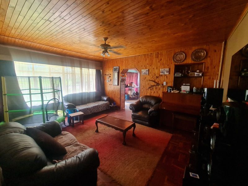 JUST LISTED/ BEAUTIFUL HOME IN C. W. 5 - Photo 7