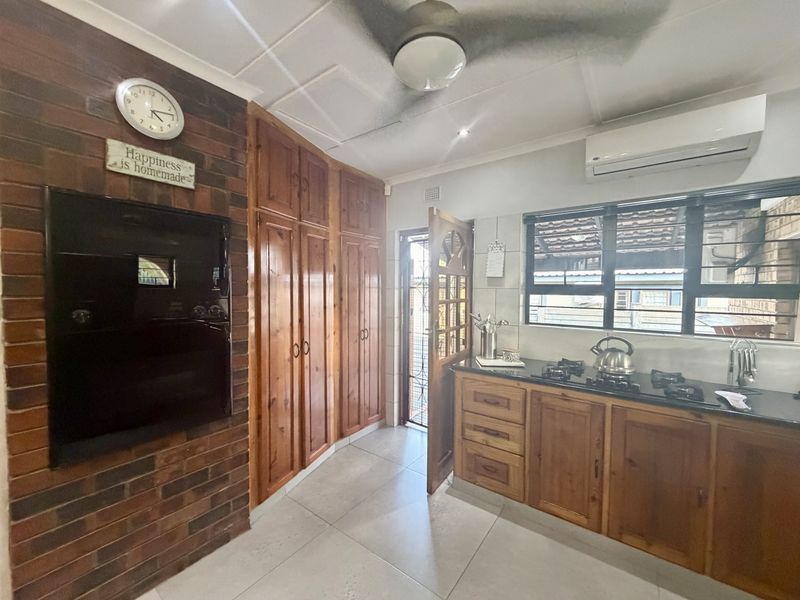Spacious, Energy-Efficient Family Home with Flatlet Potential & Exceptional Entertainment Areas - Photo 7