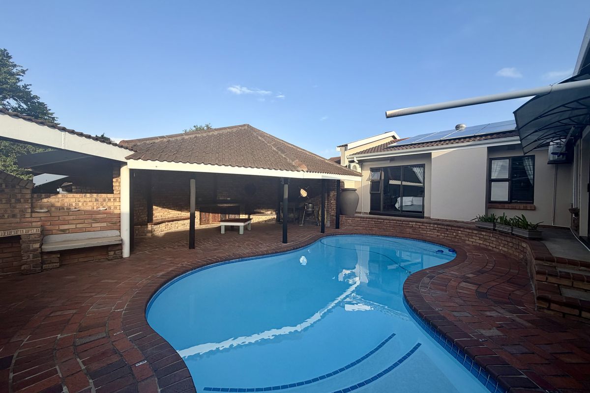 Spacious, Energy-Efficient Family Home with Flatlet Potential & Exceptional Entertainment Areas - Photo 2