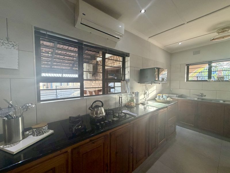 Spacious, Energy-Efficient Family Home with Flatlet Potential & Exceptional Entertainment Areas - Photo 5