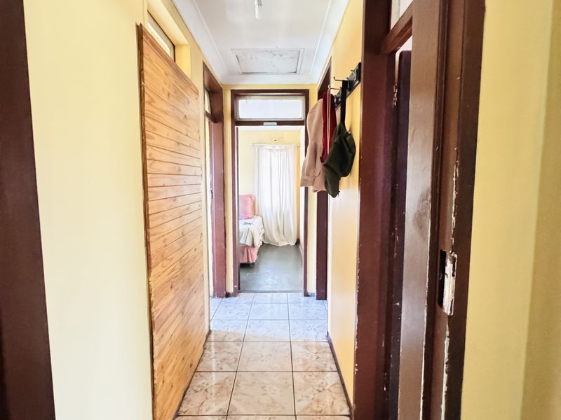 Investor’s Dream: 3-Bedroom Fixer-Upper with Spacious Yard & Double Garage - Photo 10