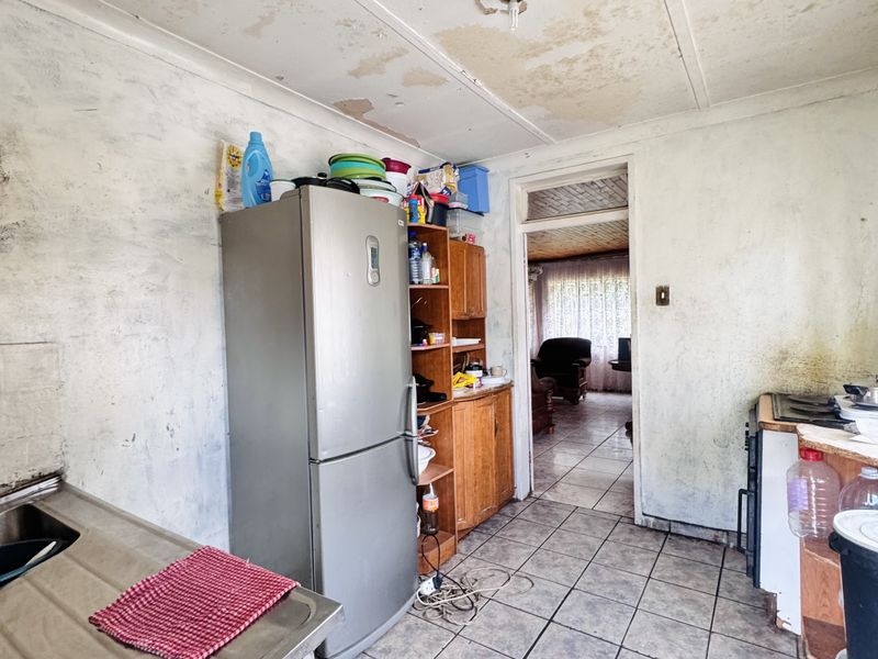 Investor’s Dream: 3-Bedroom Fixer-Upper with Spacious Yard & Double Garage - Photo 7