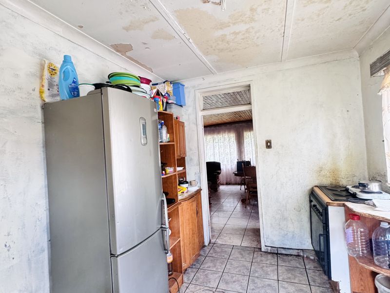 Investor’s Dream: 3-Bedroom Fixer-Upper with Spacious Yard & Double Garage - Photo 8