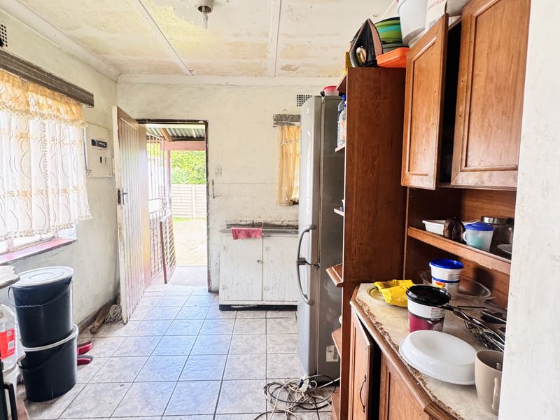 Investor’s Dream: 3-Bedroom Fixer-Upper with Spacious Yard & Double Garage - Photo 9