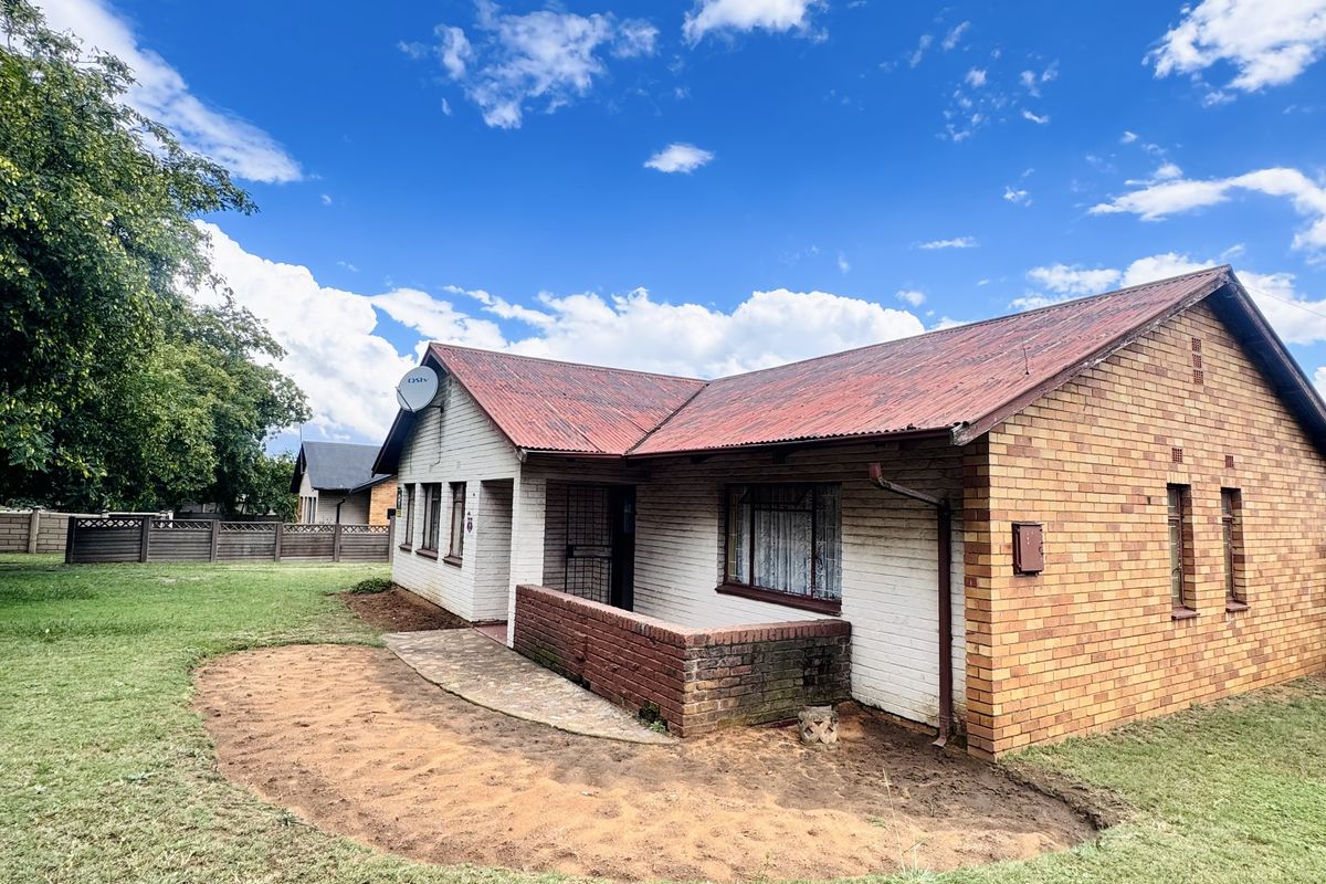 Investor’s Dream: 3-Bedroom Fixer-Upper with Spacious Yard & Double Garage - Photo 2