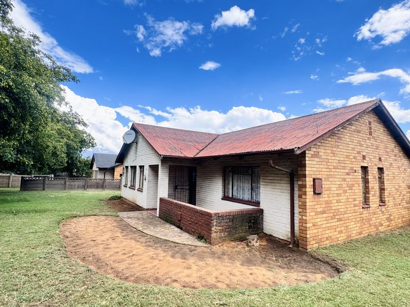 Investor’s Dream: 3-Bedroom Fixer-Upper with Spacious Yard & Double Garage - Photo 2