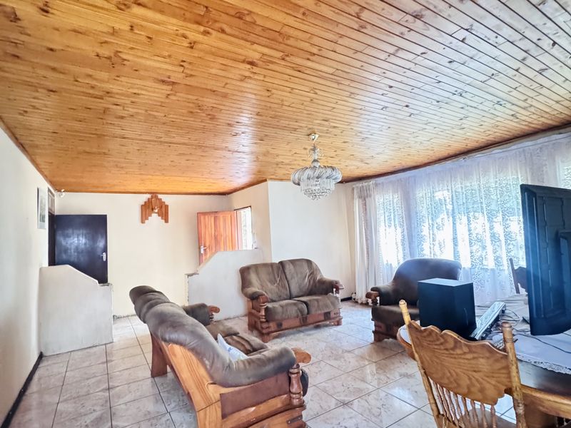 Investor’s Dream: 3-Bedroom Fixer-Upper with Spacious Yard & Double Garage - Photo 6