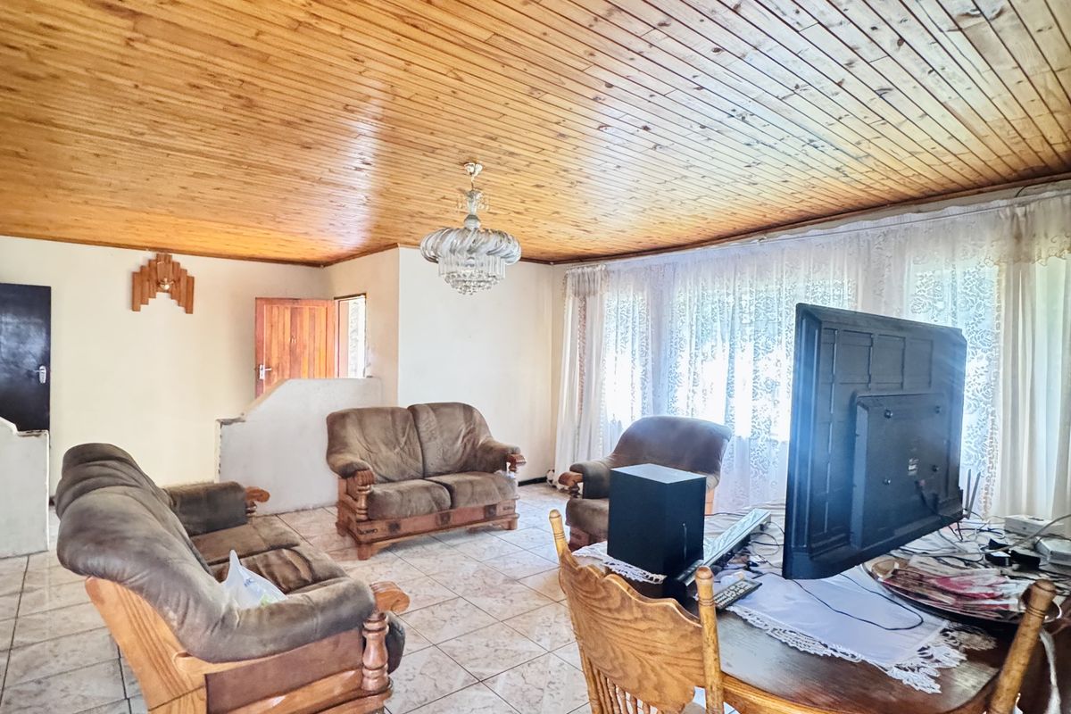 Investor’s Dream: 3-Bedroom Fixer-Upper with Spacious Yard & Double Garage - Photo 5