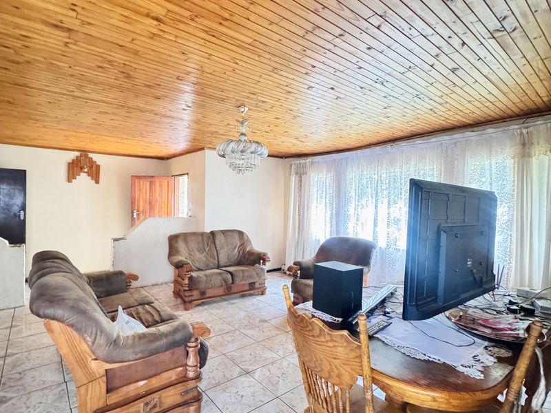 Investor’s Dream: 3-Bedroom Fixer-Upper with Spacious Yard & Double Garage - Photo 5