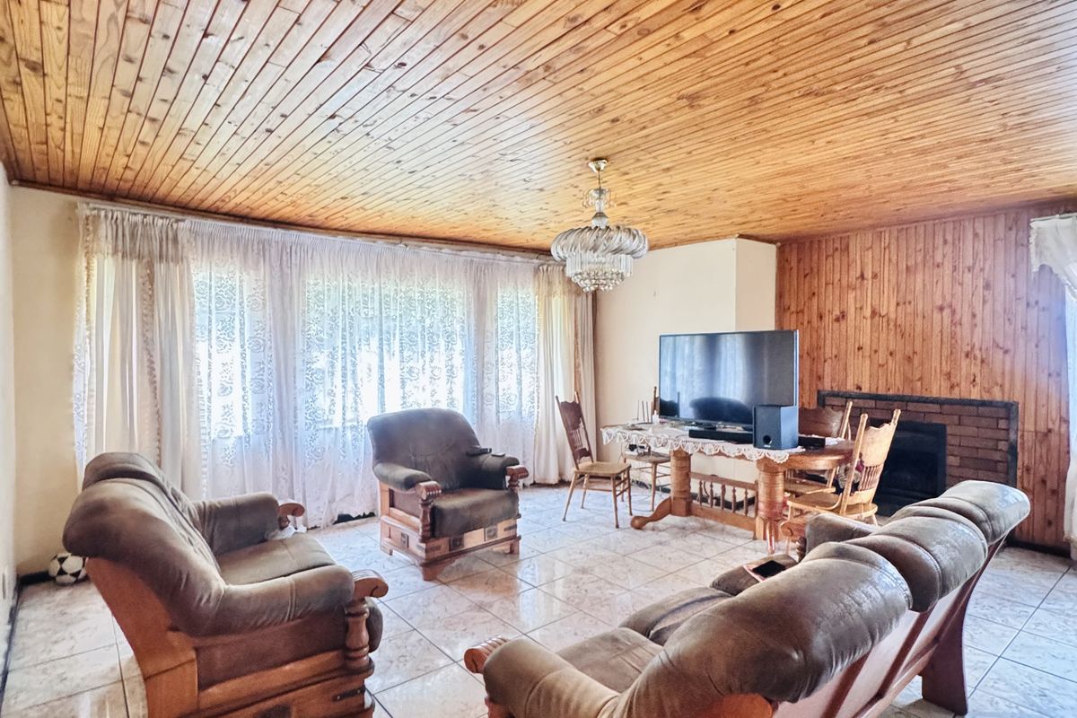 Investor’s Dream: 3-Bedroom Fixer-Upper with Spacious Yard & Double Garage - Photo 4