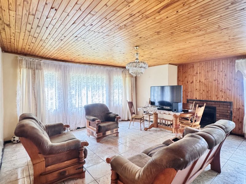 Investor’s Dream: 3-Bedroom Fixer-Upper with Spacious Yard & Double Garage - Photo 4